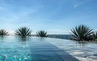 Infinity swimming pool in La Plantation d'Albion
