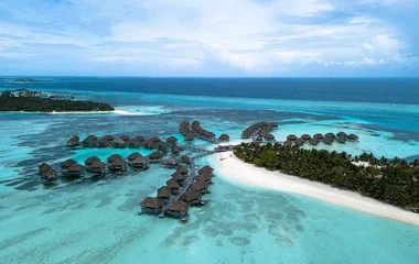 Insel mit Villen über dem Meer auf den Malediven