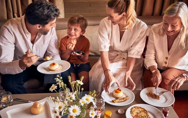 Familie isst gemeinsam