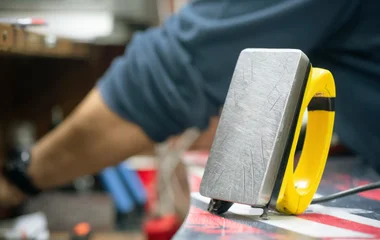 Klinge als Werkzeug zum Snowboard wachsen