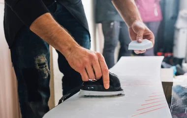 Snowboard wird gewachst