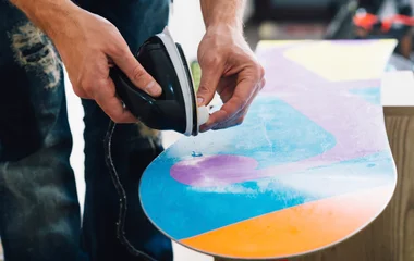 Snowboard wird gewachst