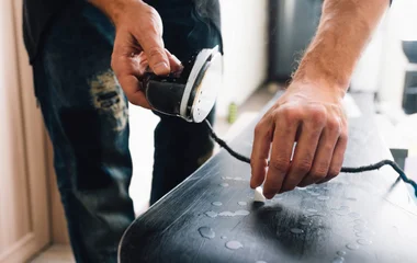 Snowboard wird gewachst