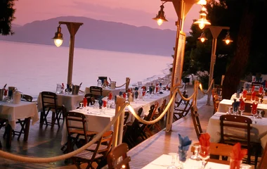 Restaurant bei Sonnenuntergang am Meer