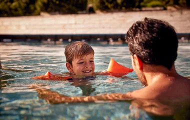 Kind mit Schwimmflügel