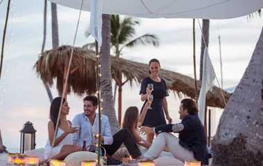 Gruppe von Personen entspannt am Strand