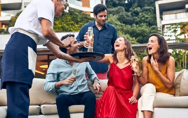 Freunde genießen Cocktails