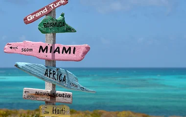 Segnali stradali su una costa dei Caraibi a Turks e Caicos