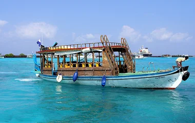 Chiedere indicazioni per muoversi tra gli atolli delle Maldive usando frasi in divehi