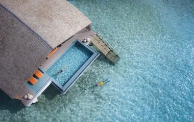 Palafitta con piscina affacciata sul mare meraviglioso delle Maldive a Natale
