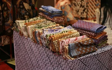 Bancarella di mercato alle Maldive con sciarpe in tessuti tradizionali colorati