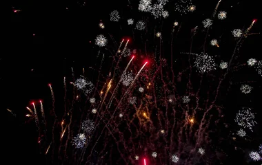 buntes Feuerwerk in der Nacht