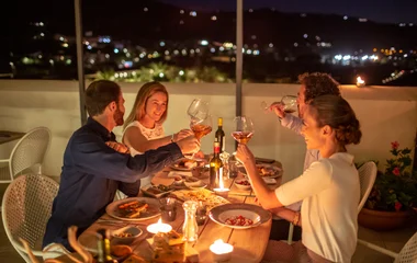 Personen stossen während eines Dinners an