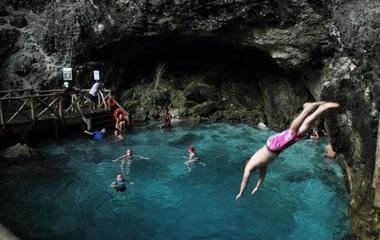 Gruppe springt in ein blaues Süßwasserbecken
