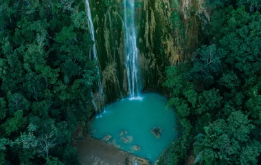 Wasserfall und See im Regenwald