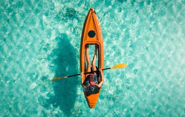Kanu mit Glasboden im Meer