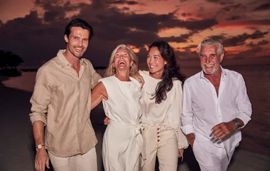 Familie mit weißer Kleidung auf Mottoparty