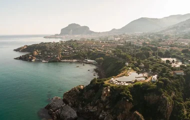 Resorts de lujo en Sicilia: vista del mar Mediterráneo en Cefalu