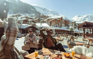 Resorts de lujo en los Alpes: paisaje de montaña y estaciones de esquí