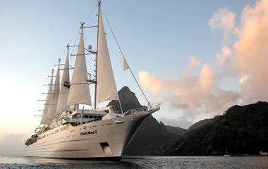 Pareja en la cubierta del barco.