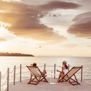 пара на палубі спостерігає за заходом сонця на Сицилії