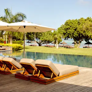 Курортний басейн на Маврикії з видом на пляж