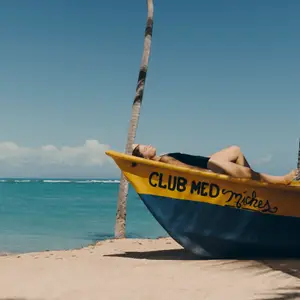 Леді відпочиває на пляжі в Домінікані