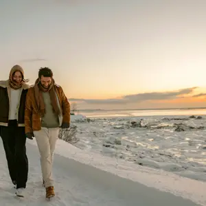 пара гуляє по Квебеку по снігу