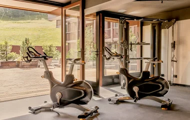 Fintnessraum mit zwei Geräten