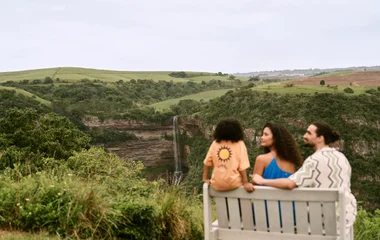 Familie auf einer Bank mit schöner Aussicht