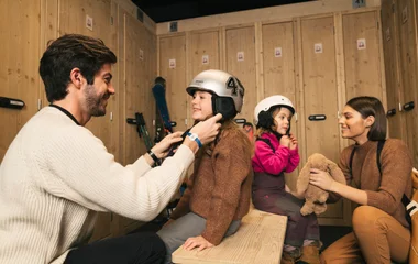 Skifahrer in der Umkleidekabine