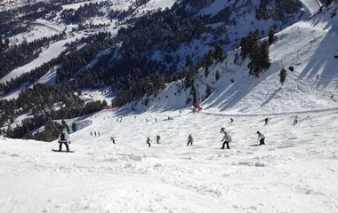 Pessoas praticando esqui nas montanhas