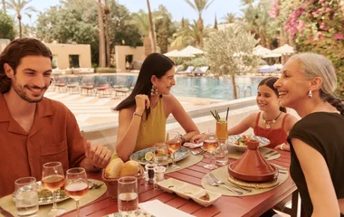Familia en el restaurante del resort de Club Med.