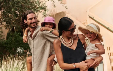 Padre, madre y dos hijas.