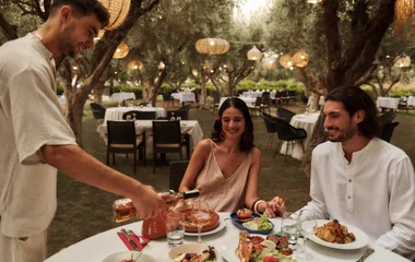 Pareja de hombre y mujer en el restaurante de Club Med.