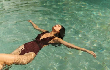 Mujer en la piscina del resort en Marruecos.