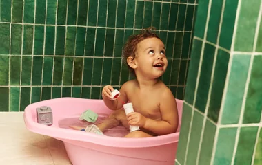 Bébé prenant son bain