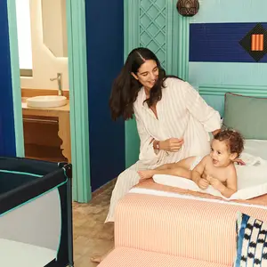 Mãe e bebe no quarto do resort.