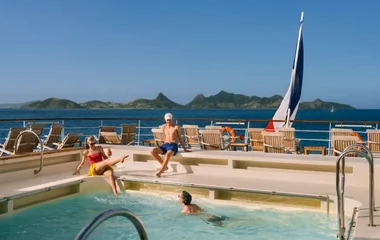 Familia en la piscina del crucero.