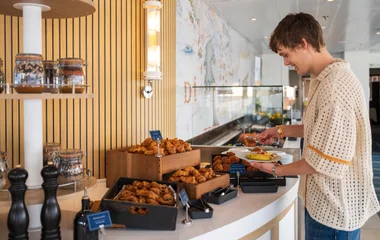 Hombre en el restaurante de Club Med 2.