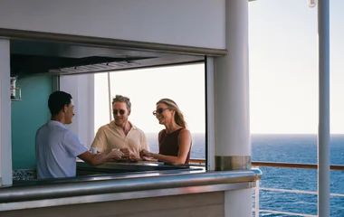 Pareja en el bar de Club Med 2.