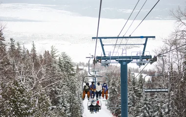 Pessoas no teleférico a caminho das pistas de esqui.