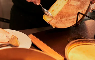 hóspedes desfrutando de refeição em resort all inclusive nos Alpes