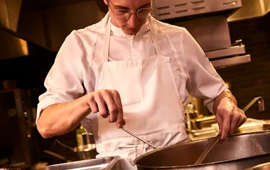 Equipe de chefs em cozinha de resort