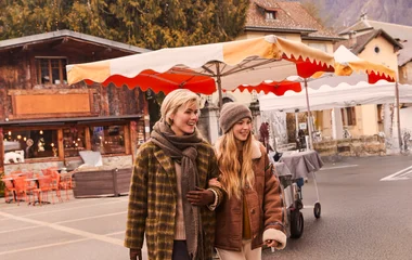 Mãe e filha passeando pela cidade na França