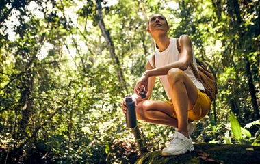 mujer caminado en la playa