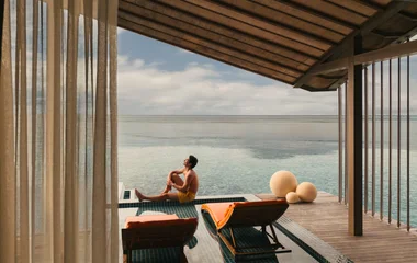 man in villa malediven