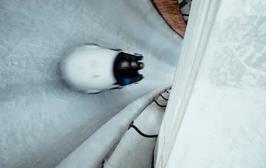 Pessoa praticando bobsled