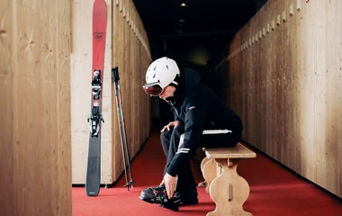 Skieur dans la Ski Room