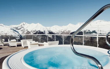 Mulher relaxando no spa do resort de neve Club Med